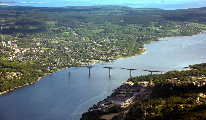 Flygbild över Alnöbron och Alnö med vatten och skog